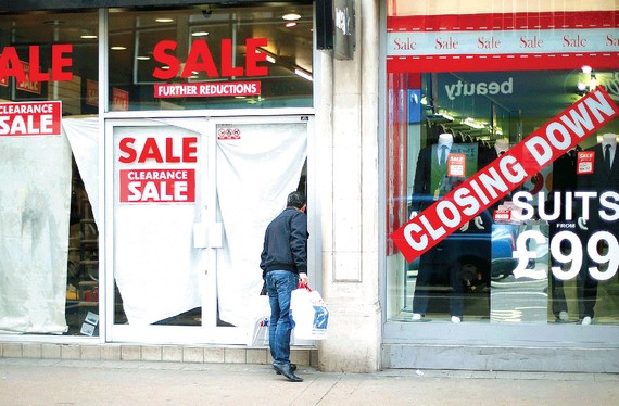  Những cửa hàng đóng cửa ở Anh trong đại dịch Covid-19. Ảnh: Reuters
