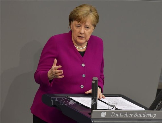 Đức tung gói hỗ trợ kinh tế 10 tỷ EUR Thủ tướng Đức Angela Merkel phát biểu trong cuộc họp dịch về COVID-19 tại Berlin, ngày 23/4/2020. Ảnh: AFP/TTXVN