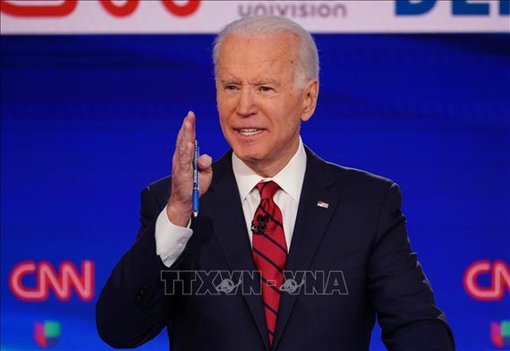 Mỹ: Ứng viên Joe Biden sẵn sàng tranh luận với Tổng thống Donald Trump Cựu Phó Tổng thống Mỹ Joe Biden tại cuộc tranh luận trực tiếp trên truyền hình lần thứ 11 ở Washington, DC ngày 15-3-2020. Ảnh: AFP/TTXVN