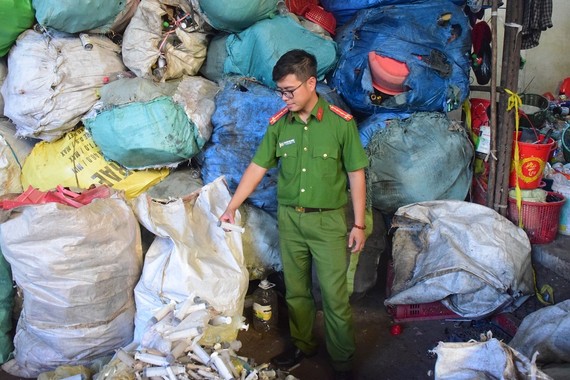 Phát hiện cơ sở thu gom kim tiêm đã sử dụng 9 bao tải rác thải y tế bị phát hiện
