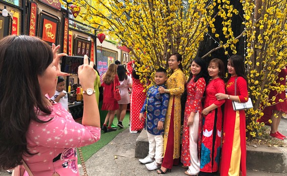 Hào hứng với tết xưa Áo dài truyền thống được nhiều bạn trẻ lựa chọn chụp hình tại đường mai phố Ông Đồ