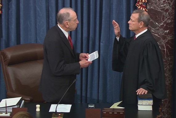 Thượng viện Mỹ tuyên thệ luận tội Tổng thống Chánh án Tòa án tối cao Mỹ John Roberts (phải) tuyên thệ chủ trì phiên tòa luận tội ông Trump ngày 16-1. Ảnh: REUTERS
