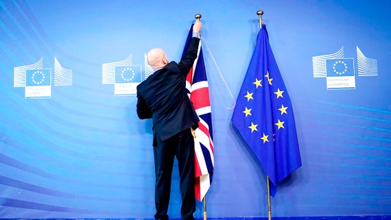Điều gì chờ đợi Anh sau Brexit? Lễ hạ cờ Anh ở Brussels đánh dấu Anh rời EU