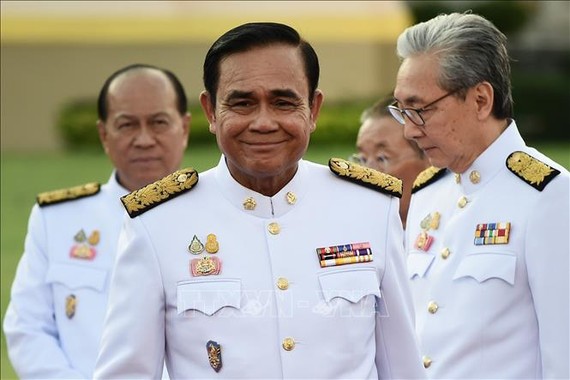 Thủ tướng Thái Lan vượt qua bỏ phiếu bất tín nhiệm tại Hạ viện Thủ tướng Thái Lan Prayut Chan-O-Cha (giữa) sau lễ tuyên thệ nhậm chức của các thành viên nội các mới tại Bangkok ngày 16-7-2019. Nguồn: TTXVN