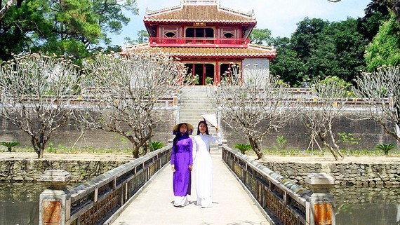Miễn vé tham quan Di sản Huế với phụ nữ mặc áo dài Việt Nam Mặc áo dài Việt Nam được miễn phí vé tham quan Di sản Huế trong dịp 8-3