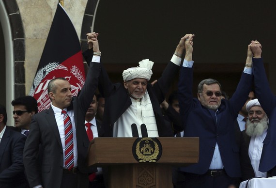 Chính trường Afghanistan lại khủng hoảng Tổng thống Ashraf Ghani trong lễ tuyên thệ nhậm chức. Ảnh: AP