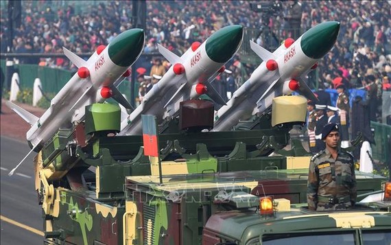 Ấn Độ đứng thứ hai thế giới về nhập khẩu vũ khí Tên lửa đất đối không Akash tại một lễ diễu binh ở New Delhi, Ấn Độ ngày 23-1-2019. Ảnh: TTXVN