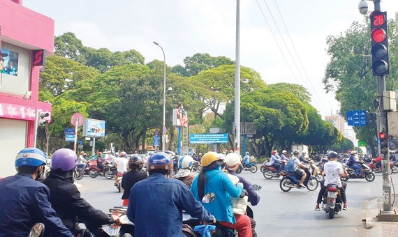 Lắp đặt camera giám sát giao thông: Vi phạm vẫn tràn lan Bất chấp tín hiệu đèn đỏ, nhiều phương tiện vẫn lưu thông