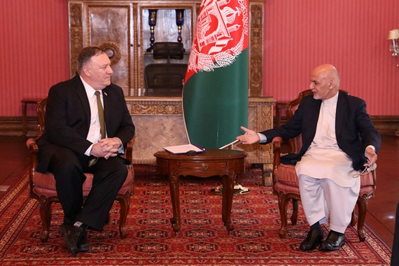 Mỹ cắt giảm 1 tỷ USD viện trợ cho Afghanistan Tổng thống Afghanistan Ashraf Ghani tiếp Ngoại trưởng Ngoại trưởng Mỹ Mike Pompeo ở Kabul ngày 23-3. Ảnh: REUTERS