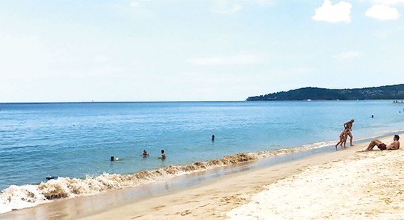 Hỗ trợ du lịch, hàng không vượt qua Covid-19 Bãi biển Phuket, Thái Lan vắng khách du lịch do dịch Covid-19