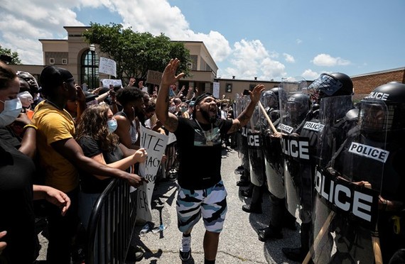 Người biểu tình đòi công lý cho George Floyd đối đầu cảnh sát tại thành phố Columbia, bang South Carolina ngày 30-5. Ảnh: REUTERS
