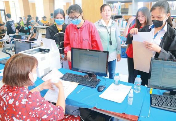 Lọc ảo - hỗ trợ tuyển sinh công bằng  Thí sinh trúng tuyển bằng điểm học bạ xác nhận nhập học tại Trường ĐH Công nghiệp Thực phẩm TPHCM, ngày 8-9-2020. Ảnh: HOÀNG HÙNG