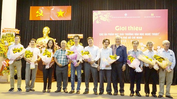 Sách được giải nhưng không được bán Nhóm tác giả ở lĩnh vực nhiếp ảnh và hội họa nhận Giải thưởng VHNT TPHCM 5 năm lần II