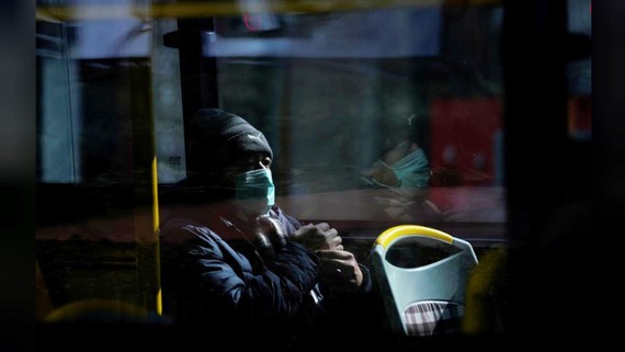 Thêm 242 ca tử vong do Covid-19 tại Hồ Bắc, nâng tổng số người chết lên 1.357 Một người phụ nữ đeo khẩu trang được nhìn thấy trên xe buýt tại Thượng Hải, Trung Quốc hôm 12-2-2020. Ảnh: REUTERS