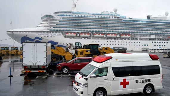Thêm 70 người nhiễm Covid-19 trên du thuyền Diamond Princess Tàu du lịch Diamond Princess đã ghi nhận thêm 70 trường hợp nhiễm Covid-19. Ảnh: EPA