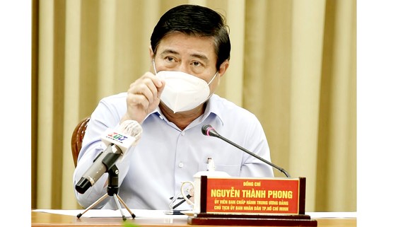 Chủ tịch UBND TPHCM Nguyễn Thành Phong phát biểu chỉ đạo tại cuộc họp. Ảnh: HOÀNG HÙNG