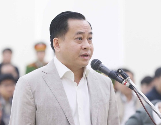 Vũ “nhôm” không thừa nhận tội danh trong cáo trạng Phan Văn Anh Vũ trả lời thẩm vấn tại tòa. Ảnh: TTXVN