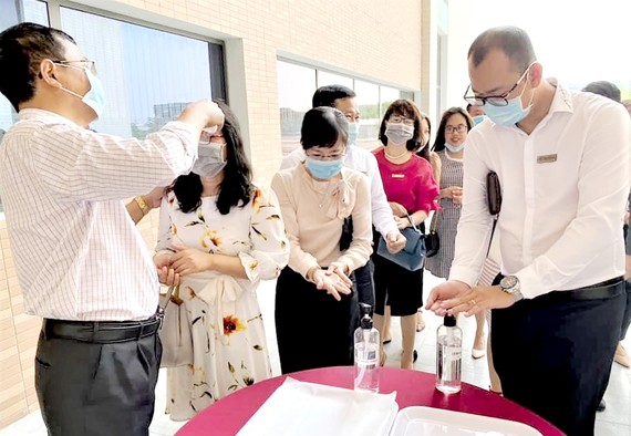 Dốc sức phòng dịch nCoV trong trường học Tất cả cán bộ, giảng viên được đo thân nhiệt khi vào Trường ĐH Tôn Đức Thắng