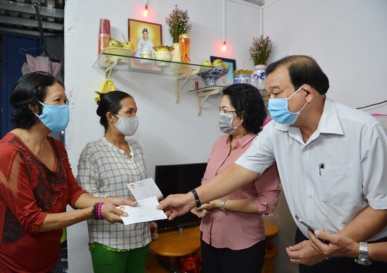 TPHCM hoàn thành hỗ trợ hộ nghèo bị ảnh hưởng bởi dịch Covid-19 Chủ tịch Ủy ban MTTQ Việt Nam TPHCM Tô Thị Bích Châu và Giám đốc Sở LĐTB-XH TPHCM Lê Minh Tấn trao quà tới người dân gặp khó khăn bởi dịch Covid-19 tại quận Phú Nhuận vào ngày 7-4. Ảnh: VIỆT DŨNG