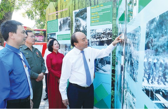 Giải quyết dứt điểm chế độ chính sách với cựu thanh niên xung phong Thủ tướng Nguyễn Xuân Phúc thăm không gian trưng bày hình ảnh về lực lượng thanh niên xung phong. Ảnh: VIẾT CHUNG