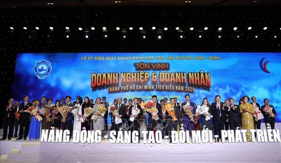 Doanh nghiệp TPHCM chung sức, phát triển bền vững Đại diện các doanh nghiệp nhận danh hiệu Doanh nghiệp TP Hồ Chí Minh tiêu biểu năm 2020. Ảnh: TTXVN