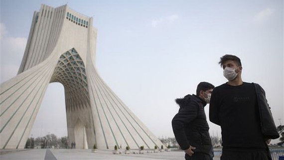 Iran: Mỹ đã lỡ cơ hội dỡ bỏ trừng phạt Người dân đeo khẩu trang để phòng tránh lây nhiễm Covid-19 tại Tehran, Iran. Nguồn: TTXVN