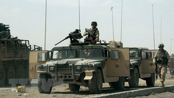 NATO mở rộng sứ mệnh tại Iraq Binh sỹ Mỹ tuần tra tại tuyến đường dẫn tới căn cứ quân sự al-Taji ở phía Bắc thủ đô Baghdad, Iraq. Ảnh: TTXVN