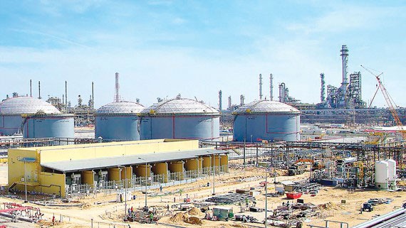 OPEC hoãn họp về sản lượng dầu Một nhà máy lọc dầu ở Jubail, Saudi Arabia