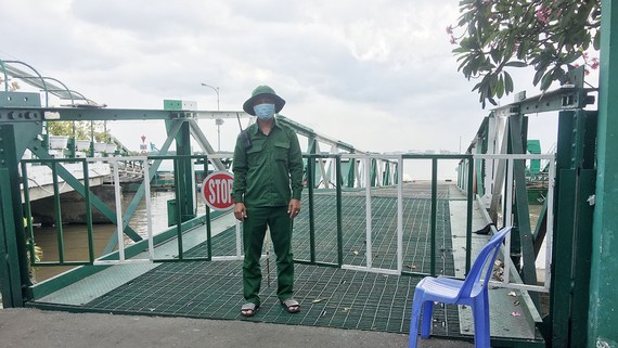 Giữ an toàn những chuyến phà trong mùa dịch Cầu dẫn dành riêng cho xe cấp cứu chở bệnh nhân Covid-19 qua phà Bình Khánh luôn sẵn sàng