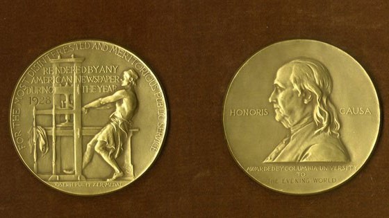 Hoãn công bố giải Pulitzer 2020 Huy chương Pulitzer. Nguồn: poynter.org