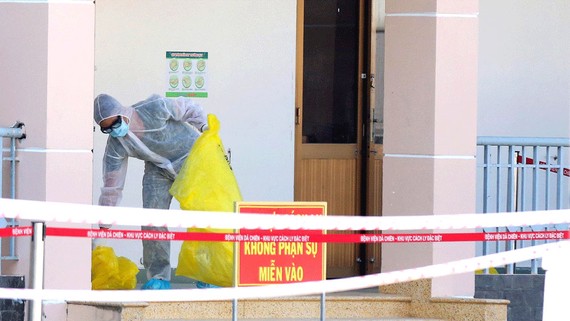 TPHCM khẩn trương kiểm tra tính rủi ro lây nhiễm trong doanh nghiệp Nhân viên khu vực cách ly Bệnh viện Bệnh lý hô hấp cấp tính Củ Chi dọn dẹp vệ sinh để đảm bảo an toàn cách ly. Ảnh: DŨNG PHƯƠNG