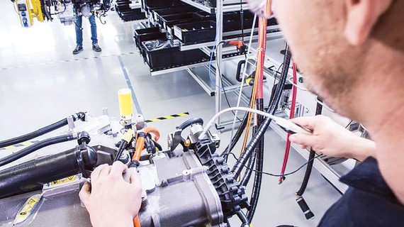 Phát triển pin nhiên liệu hydro cho xe tải Một nhà máy sản xuất pin nhiên liệu. Ảnh: Daimler