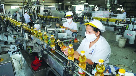 Cơ cấu hơn 63.000 tỷ đồng nợ vay bị ảnh hưởng dịch Covid-19 Sản xuất hàng thiết yếu tại TPHCM. Ảnh: CAO THĂNG