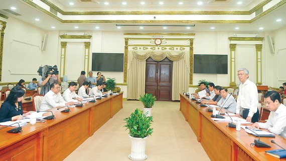 Tăng hiệu quả các dự án công - tư trên địa bàn TPHCM Phó Chủ tịch UBND TPHCM Võ Văn Hoan trả lời các câu hỏi tại buổi giám sát. Ảnh: CAO THĂNG