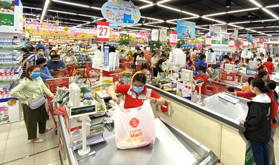 GDP quý 1-2020 tăng 3,82%, CPI tăng 5,56%  Các hệ thống siêu thị tại TPHCM cung cấp đầy đủ hàng hóa trong thời điểm xảy ra dịch Covid-19, tháng 3-2020. Ảnh: CAO THĂNG