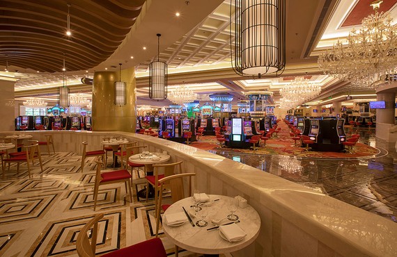 Quang cảnh bên trong casino Corona (Phú Quốc), 1 trong 43 khách sạn lớn nhỏ và các khu nghỉ dưỡng được phép kinh doanh dịch vụ này