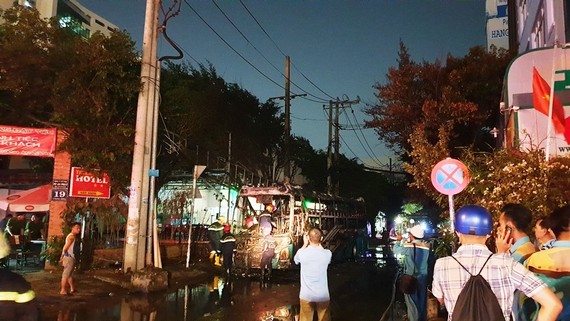 Cháy xe khách, giao thông ùn ứ kéo dài ở quận Tân Bình Hiện trường vụ việc