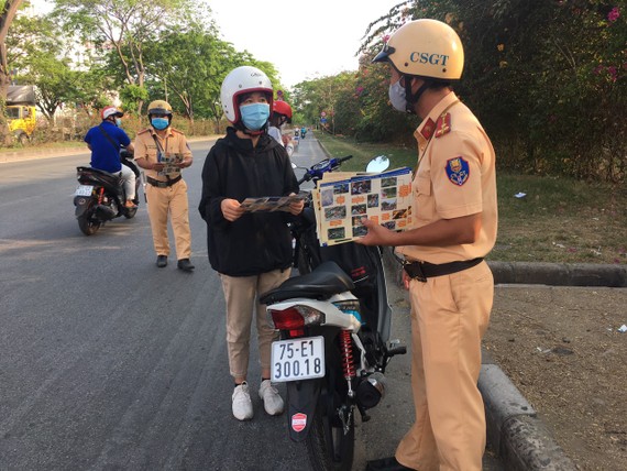 Số vụ tai nạn giao thông tại TPHCM tăng trong tháng 3 Lực lượng CSGT TPHCM phát tờ rơi tuyên truyền an toàn giao thông, phòng chống dịch Covid-19 nhằm nâng cao nhận thức của người dân. Ảnh: CA cung cấp