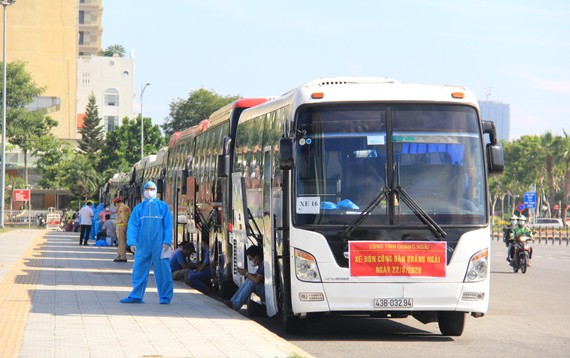 Hơn 700 người Quảng Ngãi kẹt ở Người dân Quảng Ngãi được đón trở về quê