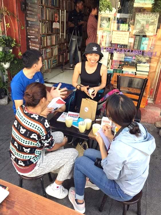 Uống cà phê trả tiền bằng sách Nhiều bạn trẻ thích thú tìm đến tiệm cà phê sách "Sài Gòn năm xưa"