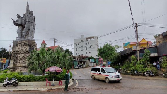 Tìm thấy 16 thi thể tại khu vực sạt lở Đoàn kinh tế quốc phòng 337 Vào lúc 9 giờ 10 phút, một xe cứu thương chở thi thể một nạn nhân chạy ngang qua tượng đài chiến thắng Khe Sanh để về trung tâm tỉnh Quảng Trị. Ảnh: NGUYỄN CƯỜNG