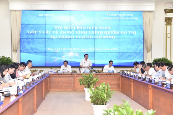 TPHCM mong muốn con đường đi tốt nhất, ngắn nhất để xây dựng chính quyền đô thị Chủ tịch UBND TPHCM Nguyễn Thành Phong phát biểu tại hội nghị. Ảnh: VIỆT DŨNG