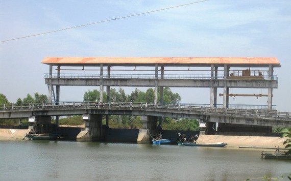 Cắt luồng giao thông thủy để đắp đập ngăn mặn ở Kiên Giang  Nhiều cống ngăn mặn ở Kiên Giang đã được đóng kín, không cho nước mặn tràn vào bên trong