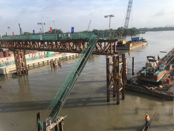 Lắp cửa van ngăn triều lớn nhất Việt Nam Lắp van ngăn triều 400 tấn tại cống Cây Khô