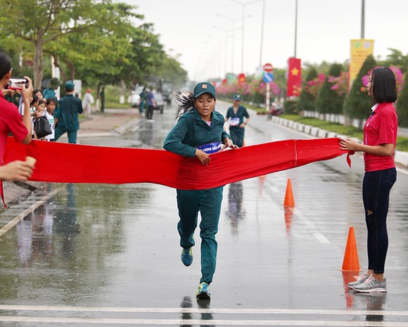1.500 VĐV chạy Việt dã mừng 40 năm Cần Giờ sáp nhập với TPHCM ảnh 5