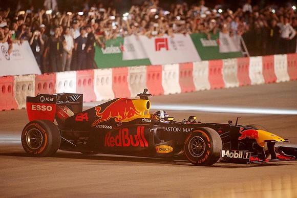 Biểu diễn đua xe F1 tại Việt Nam ảnh 5