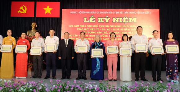 Quận 3 trao tặng Huy hiệu Đảng cho 105 đảng viên và tuyên dương 109 gương điển hình theo gương Bác ảnh 3