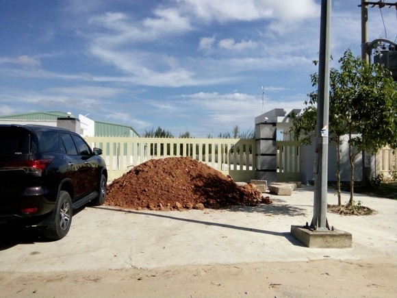 Dân đổ đất, đá chặn cổng nhà máy chế biến thức ăn gia súc gây ô nhiễm ảnh 1