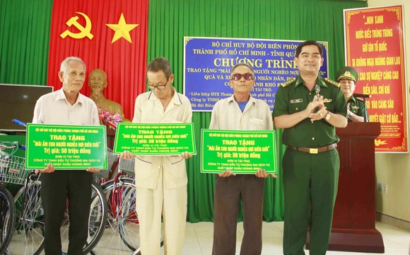 Bộ đội Biên phòng TPHCM trao quà cho người nghèo và học sinh đảo Lý Sơn ảnh 1