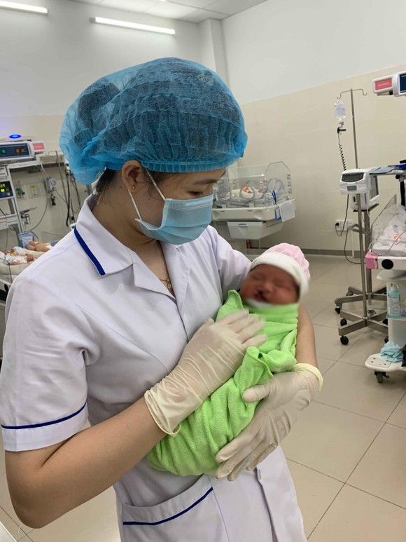 Một em bé dị tật vừa chào đời đã bị mẹ bỏ rơi ảnh 1